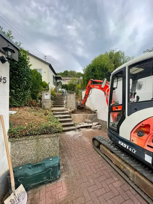 Alte Treppe und Zufahrt im Rückbau