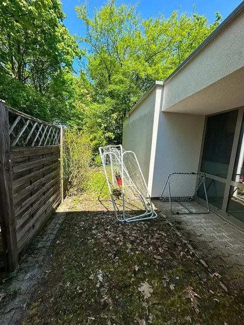 Bemooste Terrasse vor der Sanierung