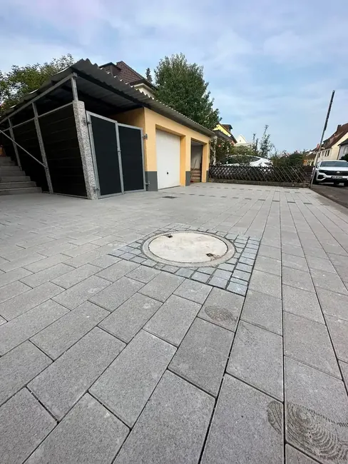 Fertig gepflasterte Hofzufahrt mit Garage