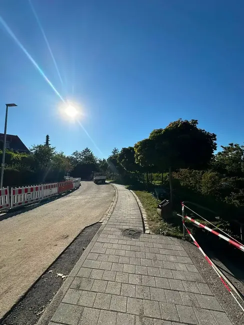 Fertiger Weg mit Natursteineinfassung