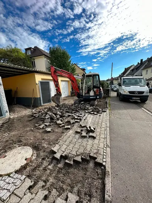 Hofzufahrt vor der Pflasterung, Rückbau im Gange