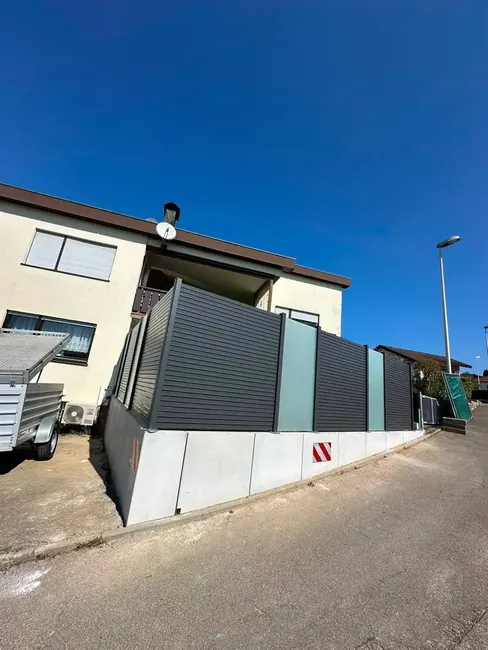 Moderner Sichtschutz aus Aluminium und Glas