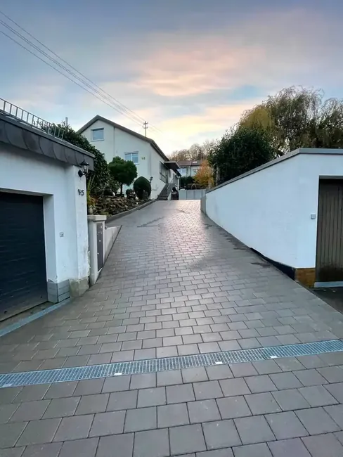Neue Zufahrt mit Pflaster in der Abenddämmerung
