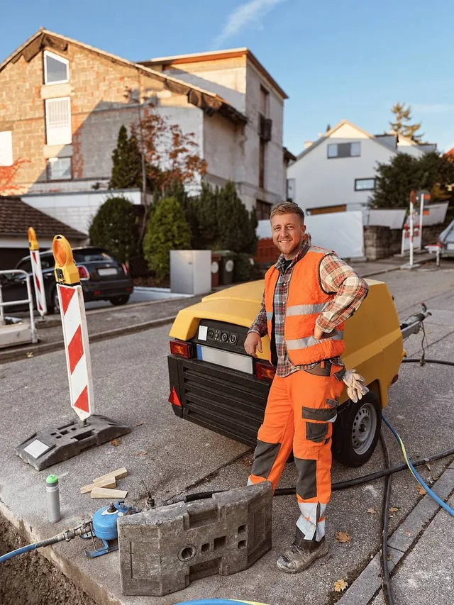 Stanko Petrovic in Warnkleidung auf einer Straßenbaustelle