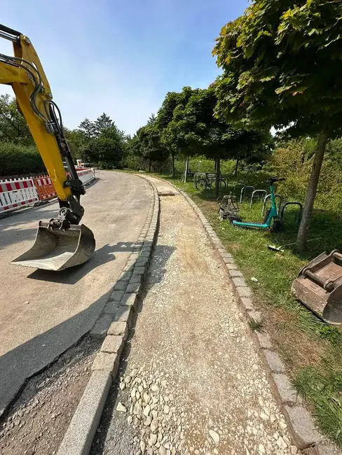 Wegebau im Rohbau mit Bagger